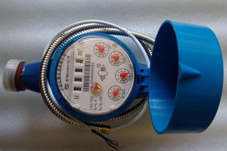 無線遠(yuǎn)傳水表是如何進(jìn)行數(shù)據(jù)采集傳輸?shù)模?/></p><p>　　當(dāng)水流入水表后，會沿著葉輪盒底部進(jìn)水孔進(jìn)入到計量機(jī)構(gòu)，水流會推動葉輪旋轉(zhuǎn)，然后由葉輪盒上部出水孔的位置流出，正常情況下，葉輪轉(zhuǎn)速和水的流量是成正比的，葉輪轉(zhuǎn)動的時候，就能夠通過齒輪傳遞給指示機(jī)構(gòu)，并記錄出流經(jīng)水表的水總量。記錄的用水量數(shù)據(jù)會通過無線網(wǎng)絡(luò)技術(shù)和后臺數(shù)據(jù)管理中心聯(lián)通，來實現(xiàn)遠(yuǎn)程抄表、網(wǎng)絡(luò)充值、遠(yuǎn)程控制和故障檢測。</p><p>　　<strong>水表的數(shù)據(jù)如何采集傳輸?</strong></p><p>　　水表是通過給計量基表安裝加傳發(fā)訊模塊，這樣就后臺就能夠接收無線抄表主機(jī)發(fā)出的抄表指令，由無線通訊模塊能夠?qū)⑺砩厦娴挠盟?/p><p>　　數(shù)據(jù)上傳到服務(wù)器，以便供水公司進(jìn)行抄表和計算水費(fèi)。</p><p>　　無線遠(yuǎn)程水表的安裝是非常簡單容易的，其中，一根總線可以連接同一幢樓內(nèi)全部住戶的水表，可以大大節(jié)省施工費(fèi)用。其中數(shù)據(jù)采集器不參與底層數(shù)據(jù)的采集，僅僅作為通訊功能使用，計量不受外界影響。</p><p style=